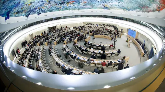 Der Sitzungssaal des Menschenrechtsrates der Vereinten Nationen. Eine Debatte über den Bericht zu Menschenrechtsverletzungen in der chinesischen Region Xinjiang wurde abgelehnt. (Foto: Salvatore Di Nolfi/epa/dpa)