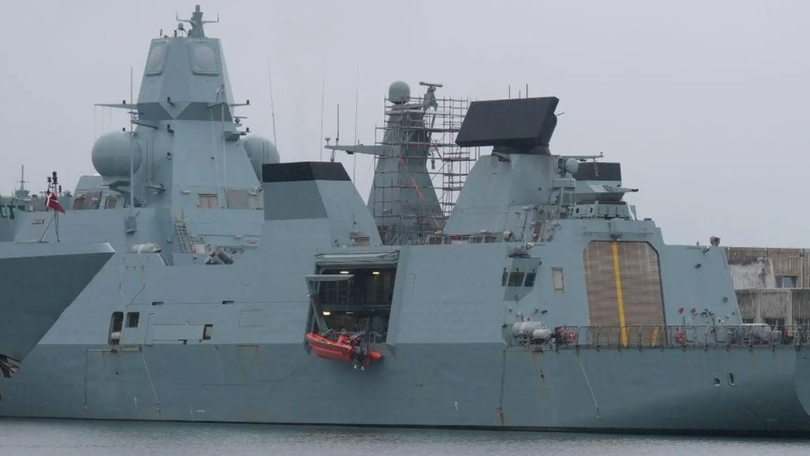 Die dänische Fregatte „HDMS Niels Juel, Nummer F363“: Spezialisten sind auf dem Weg, das Problem zu lösen (Archivbild). (Foto: Emil Helms/Ritzau Scanpix Foto/AP/dpa)