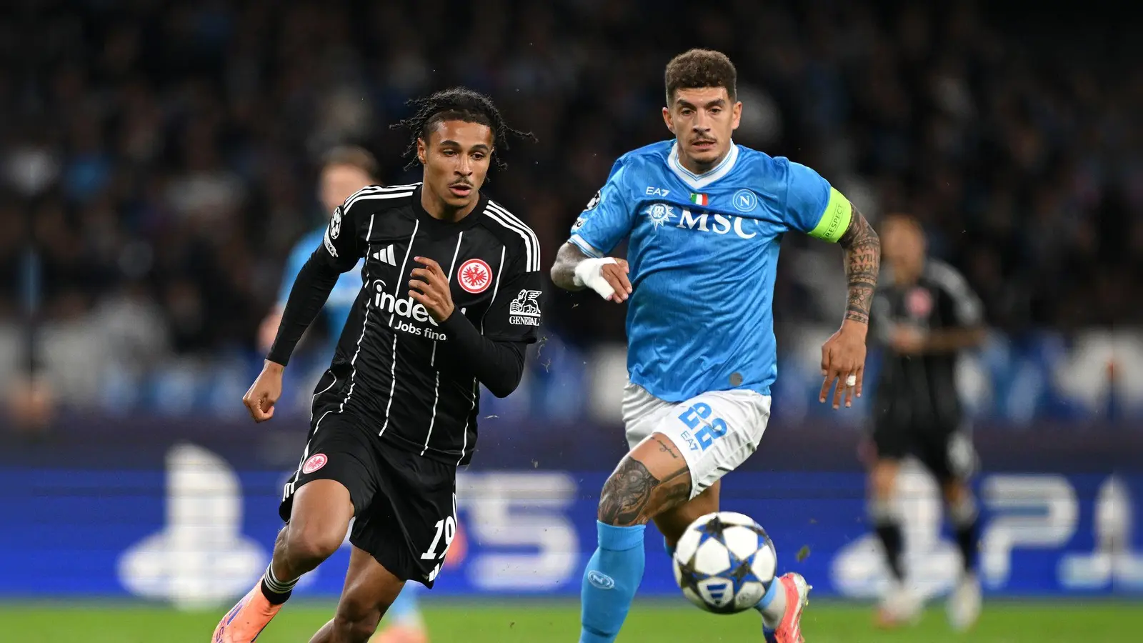Eintracht Frankfurt um Jean-Mattéo Bahoya (l) kam offensiv in der ersten Hälfte gegen die SSC Neapel überhaupt nicht zur Geltung. (Foto: Arne Dedert/dpa)