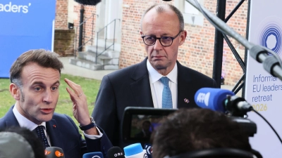 Betonen vor dem EU-Gipfel ihre Einigkeit: Macron und Merz.  (Foto: Francois Walschaerts/AP/dpa)