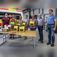 Bei der Übergabe der RollBAGs waren anwesend (von links) Michael Strehl, Wachdienstleiter BRK-Bechhofen, die Lebensretter Julia Pockberger, Elisabeth Sefrin, Mirjam Kunzelmann, Christian Hückelkamp sowie Bernd Kober Geschäftsführer FvRw-Bechhofen und Umgebung und dritter Bürgermeister Joachim Hartnagel. (Foto: Guenter Schmidt)