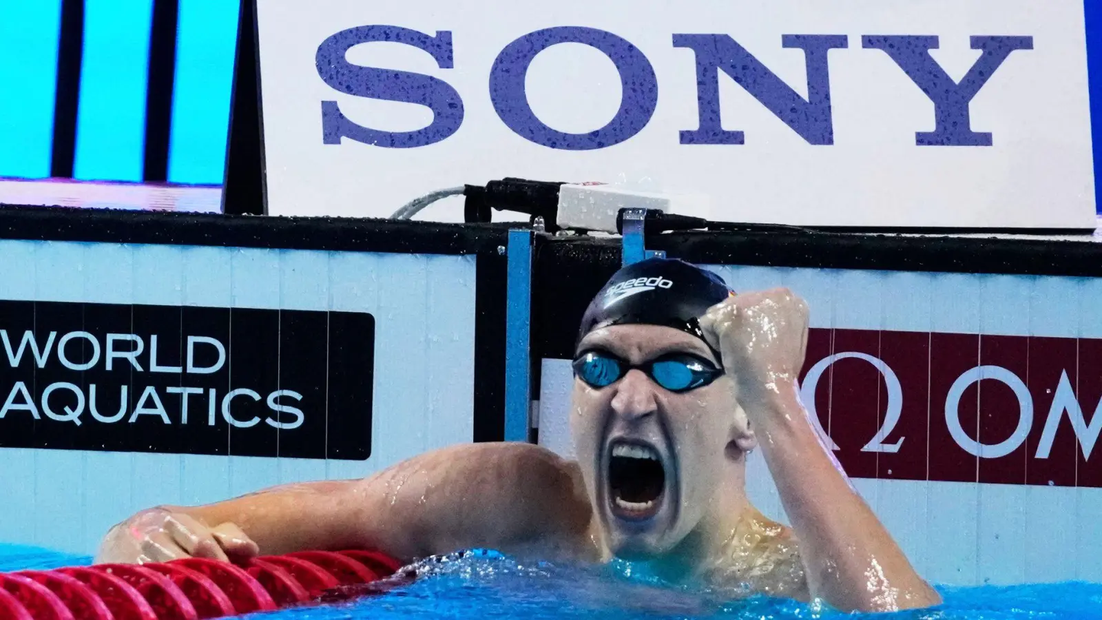 Lukas Märtens freut sich über eine Premiere. (Foto: Vincent Thian/AP/dpa)