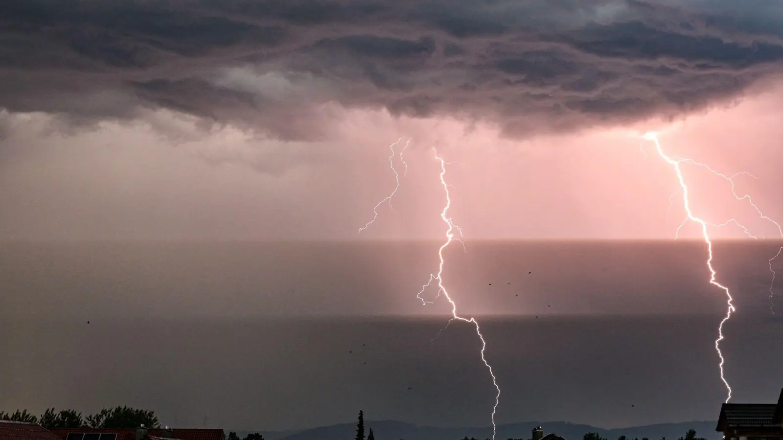 Ein Gewitter hat für zahlreiche Einsatze in Deggendorf gesorgt. (Symbolbild) (Foto: Armin Weigel/dpa/dpa-tmn)