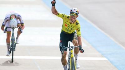Wout van Aert jubelt, Tadej Pogacar (l) ist geschlagen. (Foto: Jean-Francois Badias/AP/dpa)
