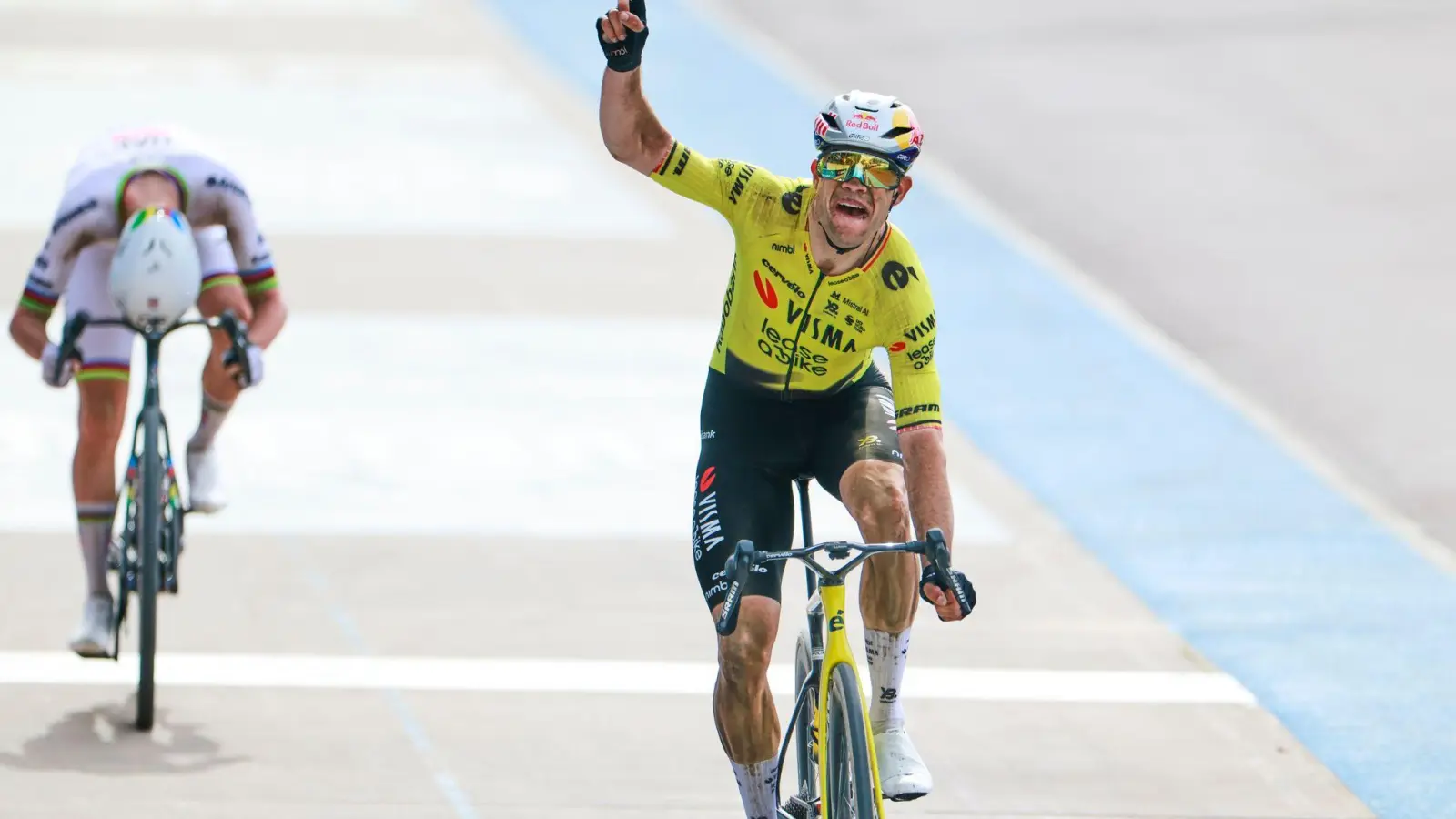 Wout van Aert jubelt, Tadej Pogacar (l) ist geschlagen. (Foto: Jean-Francois Badias/AP/dpa)