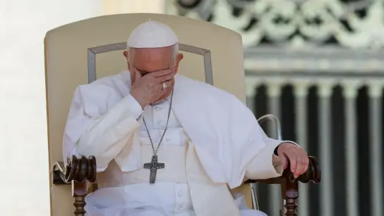 Papst Franziskus will für einen gestorbenen Obdachlosen aus Deutschland beten. (Foto: Andrew Medichini/AP/dpa)