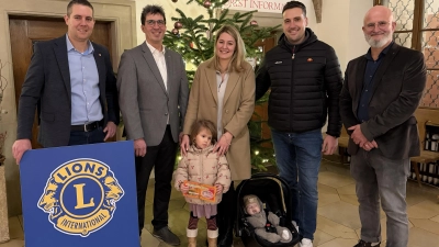Bei der Preisverteilung der Lions-Adventskalender Aktion freute sich Christopher Stirling, Armin Feuchtmann mit Sophie und Giuseppe La Guasto mit ihren beiden Kindern Marie und Carlo sowie Jürgen Bräuninger von den Lions Neustadt. (Foto: Christa Frühwald)