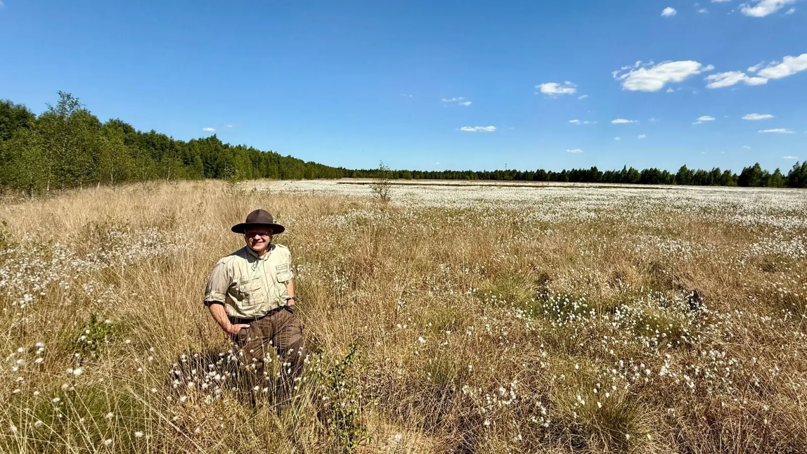 Beiges Hemd, dunkelbraune Hose, breitkrempiger brauner Hut: Andreas Rakers arbeitet als Ranger im Naturpark Moor-Veenland. (Foto: Wolfgang Stelljes/dpa-tmn)