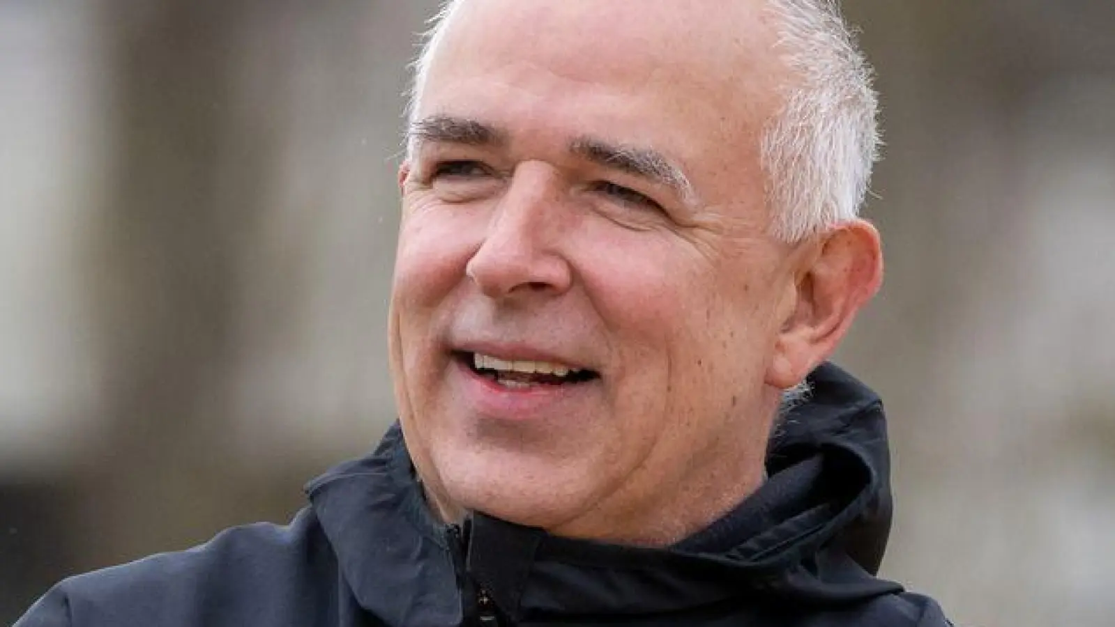 Union-Präsident Dirk Zingler schaut beim Training zu.  (Foto: Matthias Koch/dpa)