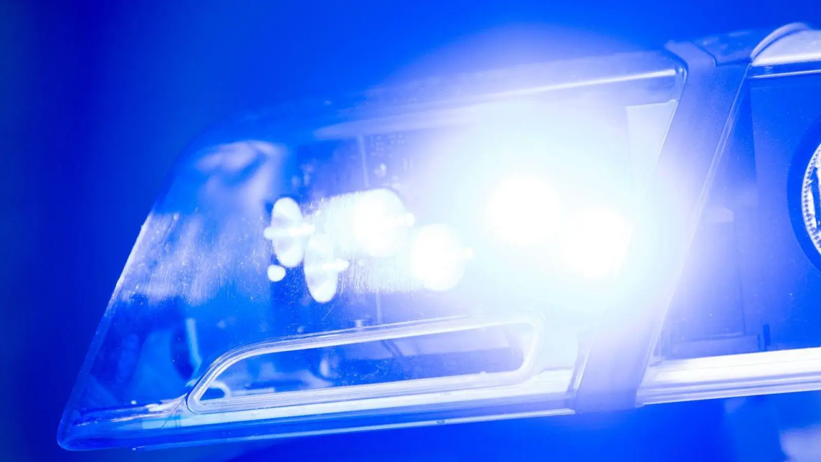 Die nasse Straße brachte den Transporter laut Polizei ins Schleudern. (Symbolbild) (Foto: Lino Mirgeler/dpa)