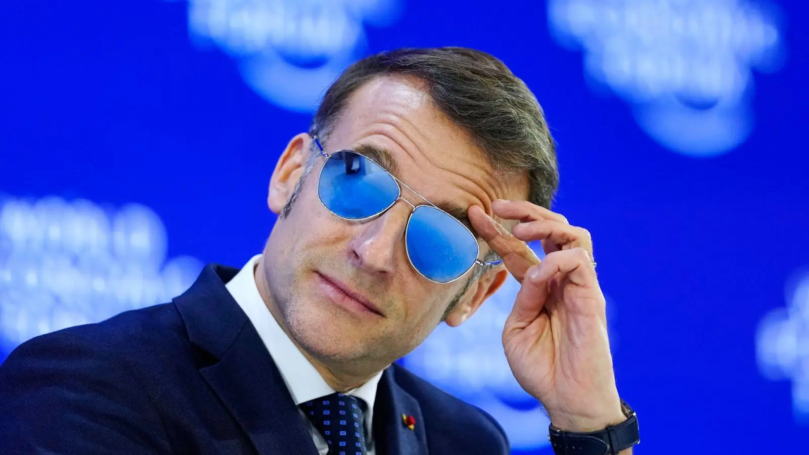 Macron trug bei seiner Rede in Davos wegen einer Entzündung Sonnenbrille. (Foto: Markus Schreiber/AP/dpa)