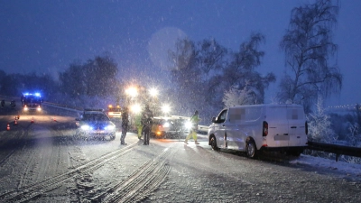 Der Unfalleinsatz nahe dem Soldatenweiher bei Ansbach lief bei Schneefall. (Foto: Alexander Biernoth)