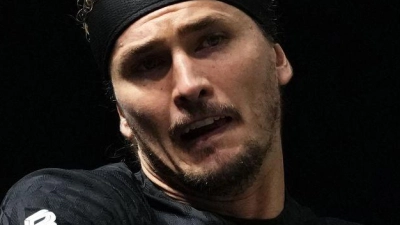 Alexander Zverev steht in Paris in der Runde der besten Acht. (Foto: Dimitar Dilkoff/AFP/dpa)