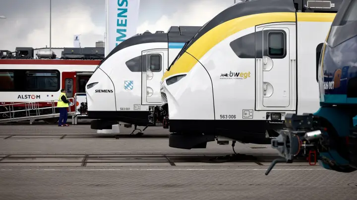 Auf der Bahntechnikmesse InnoTrans präsentieren Hersteller vor allem Züge mit alternativer Antriebstechnik. (Foto: Carsten Koall/dpa)