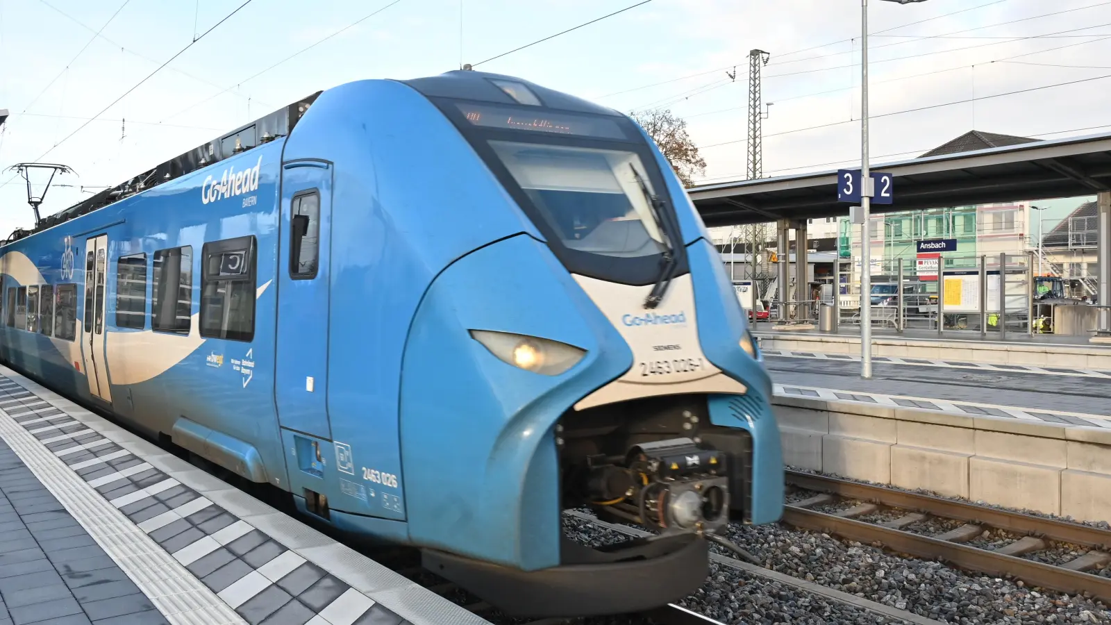 Unbedingt ganz vorne wollte ein 19-Jähriger in einem Regionalexpress von Würzburg nach Ansbach mitfahren.  (Archivbild: Manfred Blendinger)