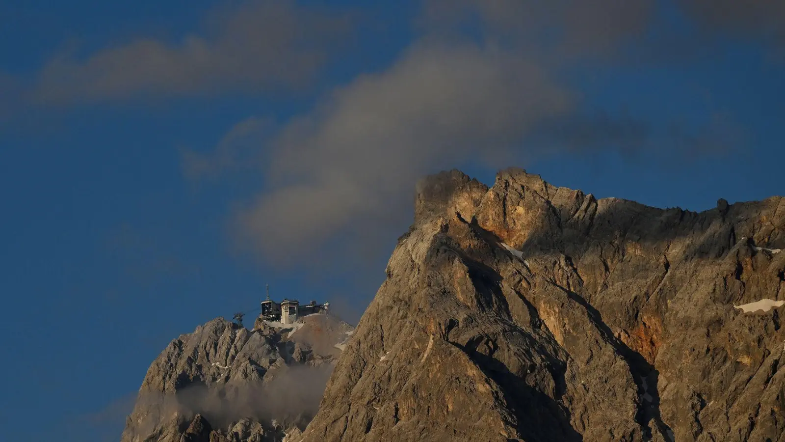 Ein 19-Jähriger aus Baden-Württemberg ist auf einem Klettersteig an der Zugspitze tödlich verunglückt. (Archivbild) (Foto: Angelika Warmuth/dpa)