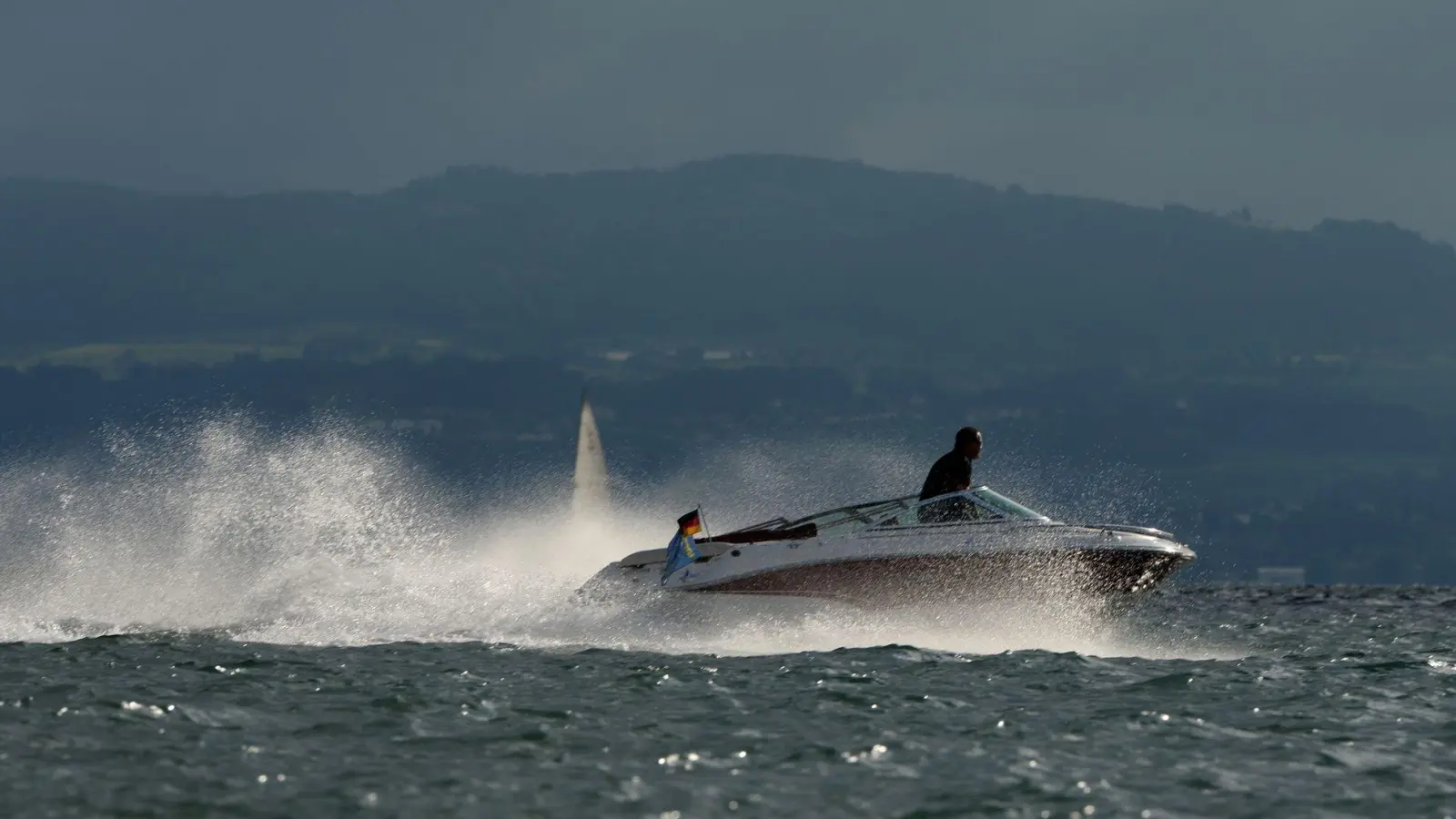 Schnelle Motorboote bringen zwar Spaß, können aber Pflanzen und Tieren in Seen enorm zusetzten. (Archivbild)  (Foto: Felix Kästle/dpa)