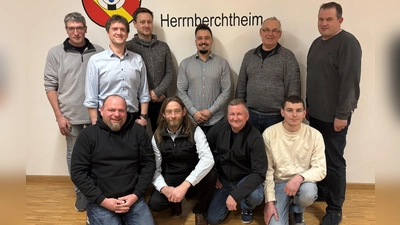 Die Kandidaten aus Herrnberchtheim mit Bürgermeisterkandidat: Hinten (jeweils von links) Christian Kriegbaum, Markus Smietana, Markus Roth, Lukas Haydl, Andreas Zobel und Bernhard Wolf, vorne von links Rüdiger Hagelstein, Rainer Bullmer, Markus Lange und Max Schilling. <br>. (Foto: Roland Hegwein)