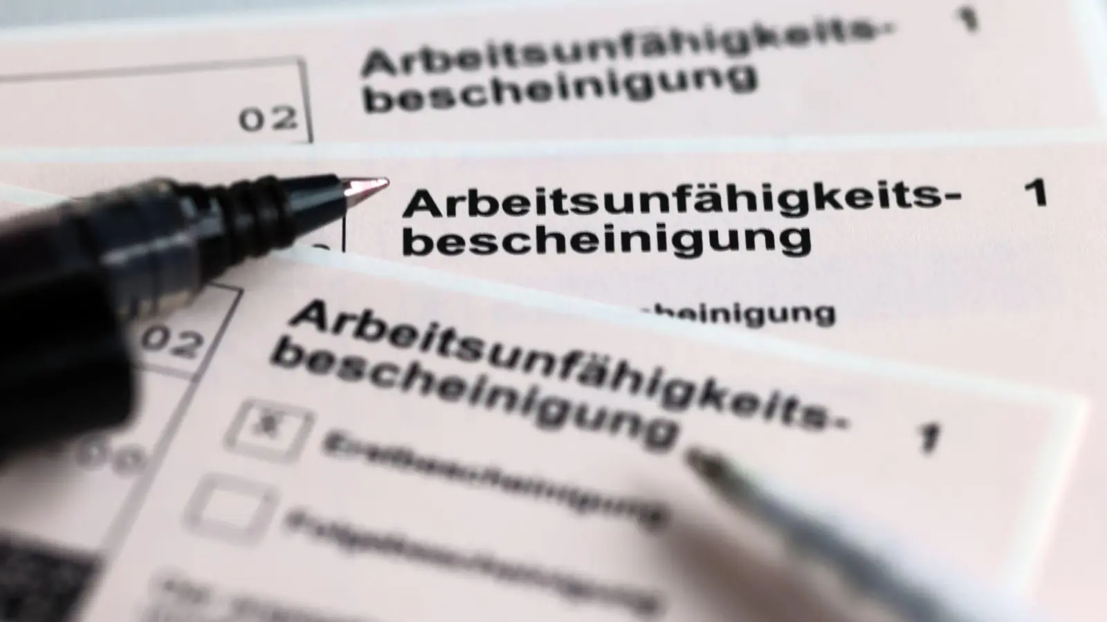 Attest schützt nicht automatisch: Im entschiedenen Fall hielt das Arbeitsgericht die Kündigung trotz Arbeitsunfähigkeitsbescheinigung für wirksam. (Foto: Jens Büttner/dpa/dpa-tmn)