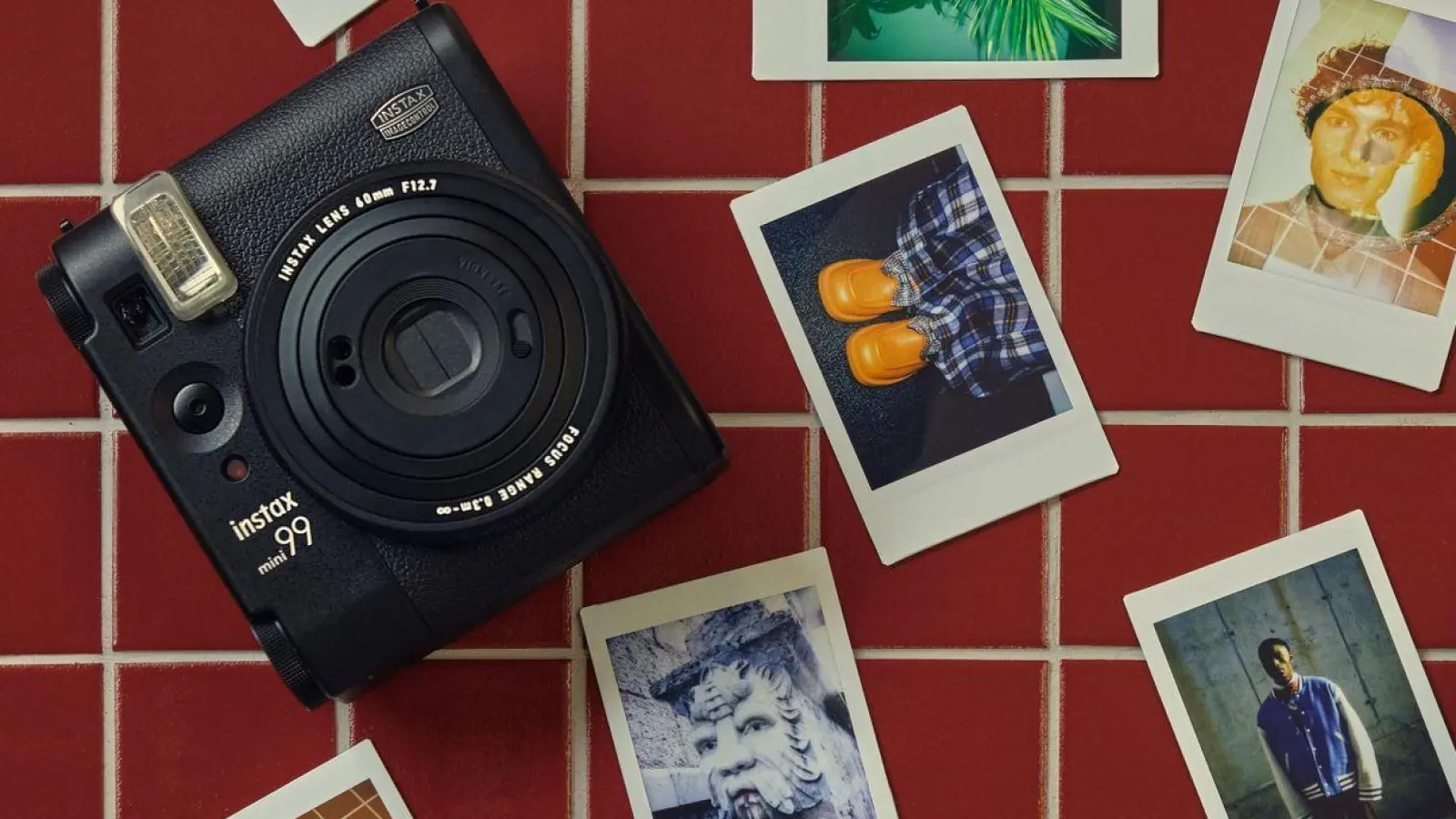 Das Gehäuse der Instax Mini 99 von Fujifilm kommt im Retro-Design und kann analoge Farbeffekte in die Aufnahmen bringen. (Foto: Fujifilm/Fujifilm/dpa)
