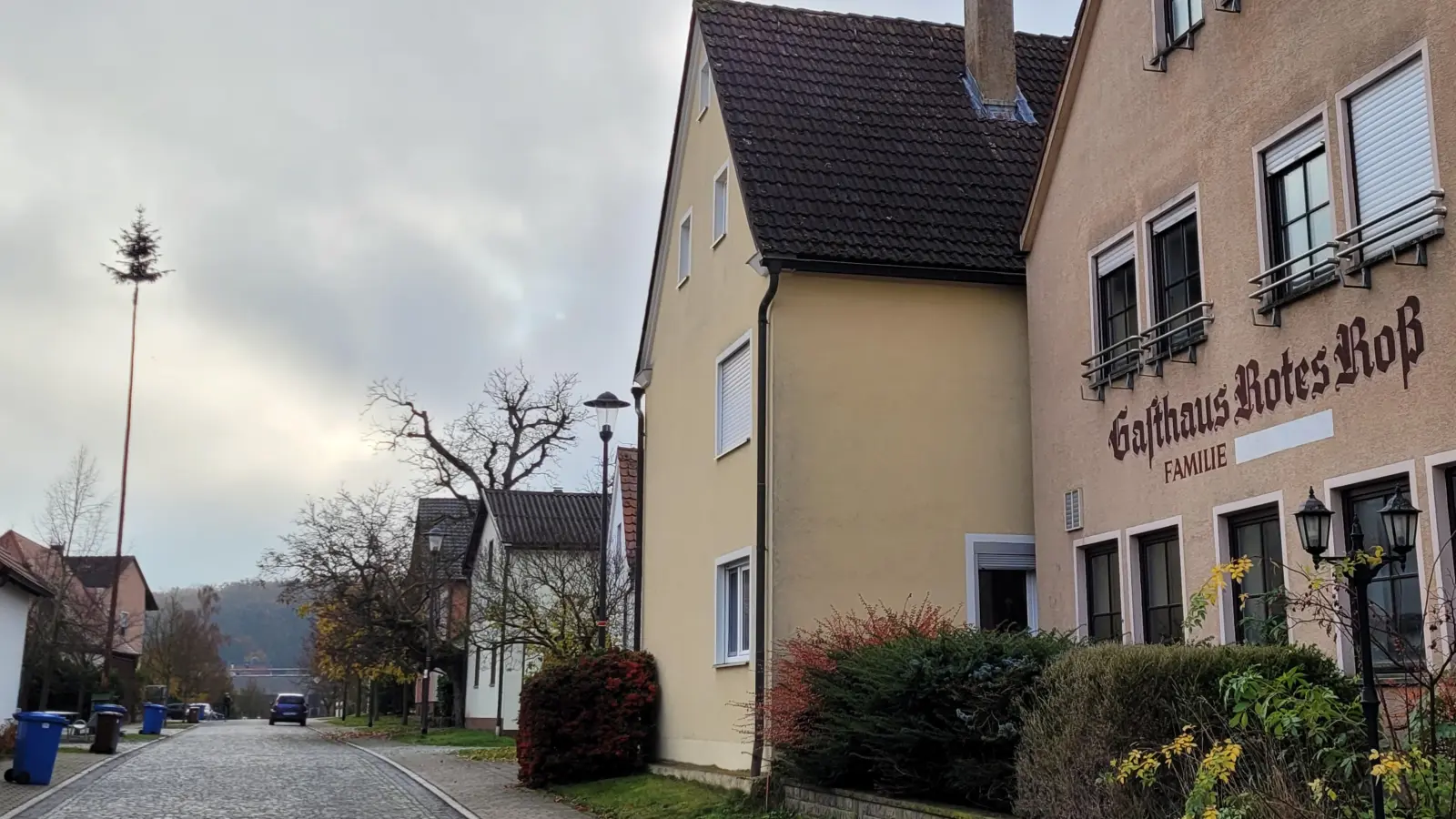 Früher wurde die Dietersheimer Kirchweih im Gasthaus „Rotes Roß” gefeiert. Der Kirchweihbaum steht noch heute nicht weit davon entfernt.  (Foto: Nina Daebel)