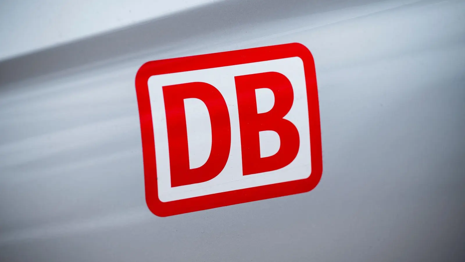 Die Deutsche Bahn hat im ersten Halbjahr einen Verlust eingefahren. (Symbolbild) (Foto: Daniel Vogl/dpa)