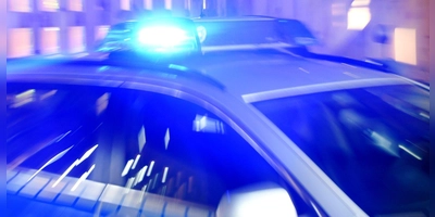 Die Polizei ermittelt. Wer kann Hinweise zu dem flüchtigen Lkw-Fahrer geben? (Symbolbild: Carsten Rehder/dpa)