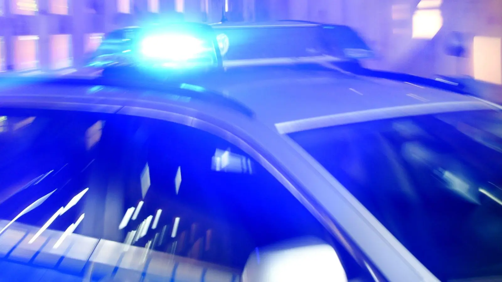 Nach Nötigungen im Straßenverkehr kam es zwischen zwei Fahrzeugen zum Crash. (Foto: Carsten Rehder/dpa)