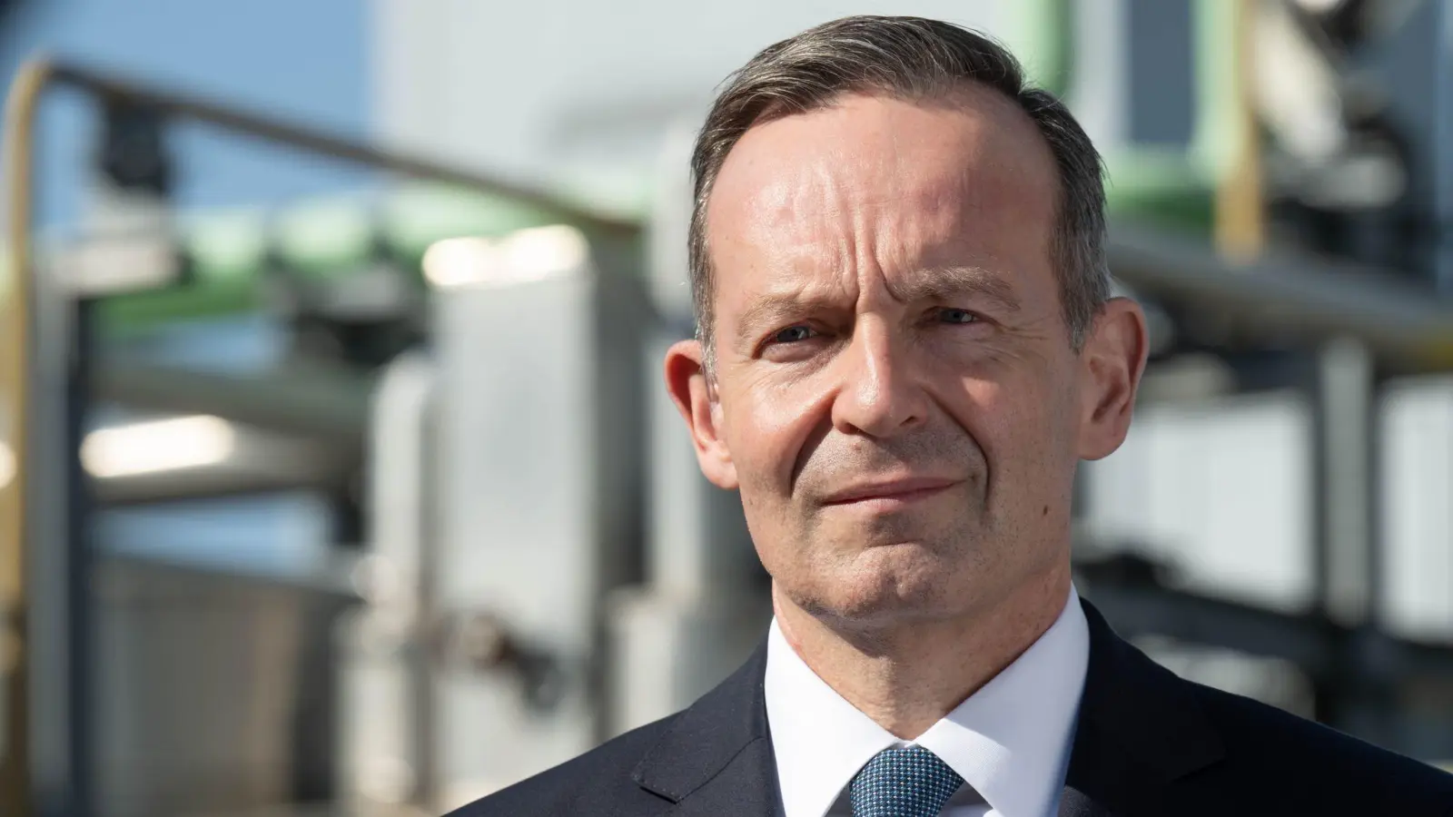 Bundesverkehrsminister Volker Wissing (FDP) will Geld in die Hand nehmen, um das Schienennetz zu modernisieren. (Foto: Hendrik Schmidt/dpa)