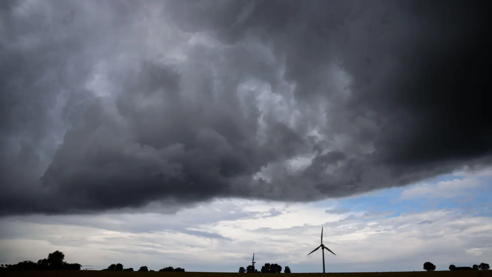 Wie lange sich die Gewitter halten, ist laut DWD noch nicht absehbar. (Archivbild) (Foto: Julian Stratenschulte/dpa)