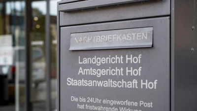 Die Staatsanwaltschaft Hof ermittelt gegen einen Kinderheim-Mitarbeiter, der einen Jungen sexuell missbraucht haben soll. (Symbolbild) (Foto: Daniel Vogl/dpa)