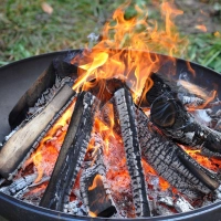 Damit's gemütlich wird: In offenen Feuerschalen lieber Holz von Laubbäumen statt Nadelbäumen verwenden – das brennt ruhiger. (Foto: Patrick Pleul/dpa/dpa-tmn)
