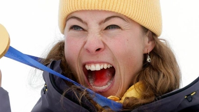 Freudenschrei: Daniela Maier mit der Goldmedaille (Foto: Oliver Weiken/dpa)