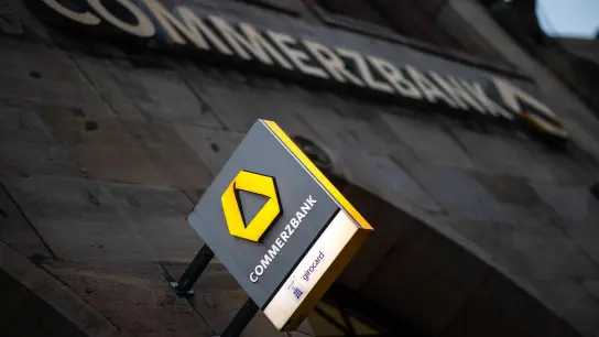 Die Commerzbank dünnt ihr Filialnetz in Deutschland weiter aus. (Foto: Daniel Karmann/dpa)