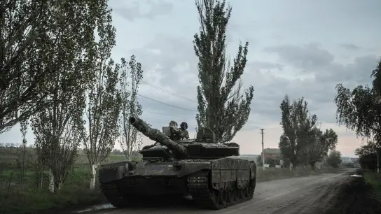 Ukrainische Soldaten fahren einen Panzer auf dem Weg nach Sewersk. (Foto: Inna Varenytsia/AP/dpa)