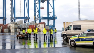 Der Zoll kontrolliert Container im Hafen von Bremerhaven. (Foto: Sina Schuldt/dpa)
