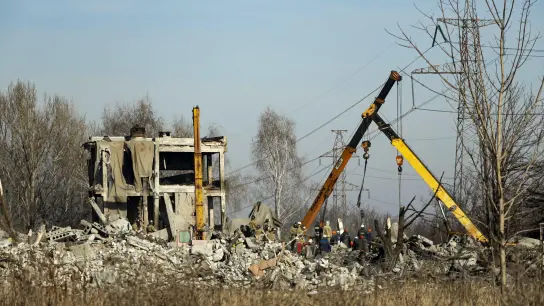 Arbeiter räumen Trümmer nach einem ukrainischen Raketeneinschlag in der von Russland besetzten Stadt Makijiwka weg. (Foto: Uncredited/AP/dpa)