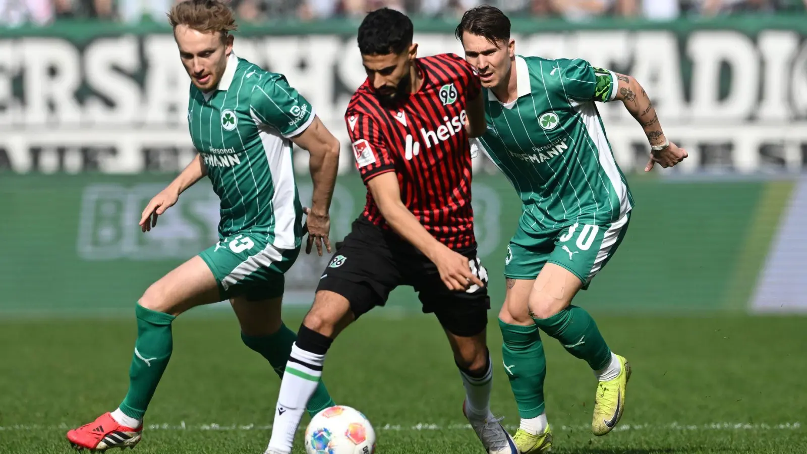 Elias Saad (m) und die anderen Hannoveraner haben gegen Fürth gepatzt. (Foto: Carmen Jaspersen/dpa)