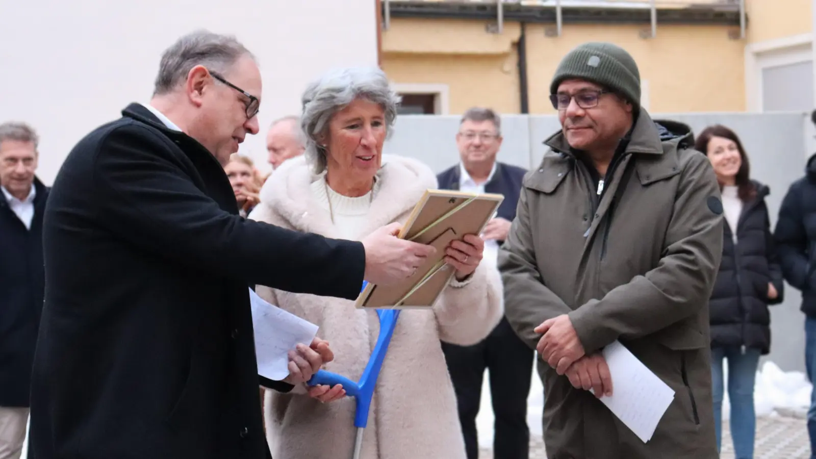 Bürgermeister Michael Dörr überreichte Gisela und Mario Diekelmann zur Eröffnung ein Geschenk der Stadt. (Foto: Antonia Müller)