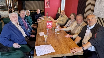 Bis vor nicht allzu langer Zeit besuchte Rudolf Steinleitner (links) noch seinen Stammtisch. Aus Anlass seines Ehrentags kam er mit Mitgliedern des Treffs und seinem Sohn Klaus Steinleitner (Zweiter von links) zusammen. (Foto: Oliver Herbst)
