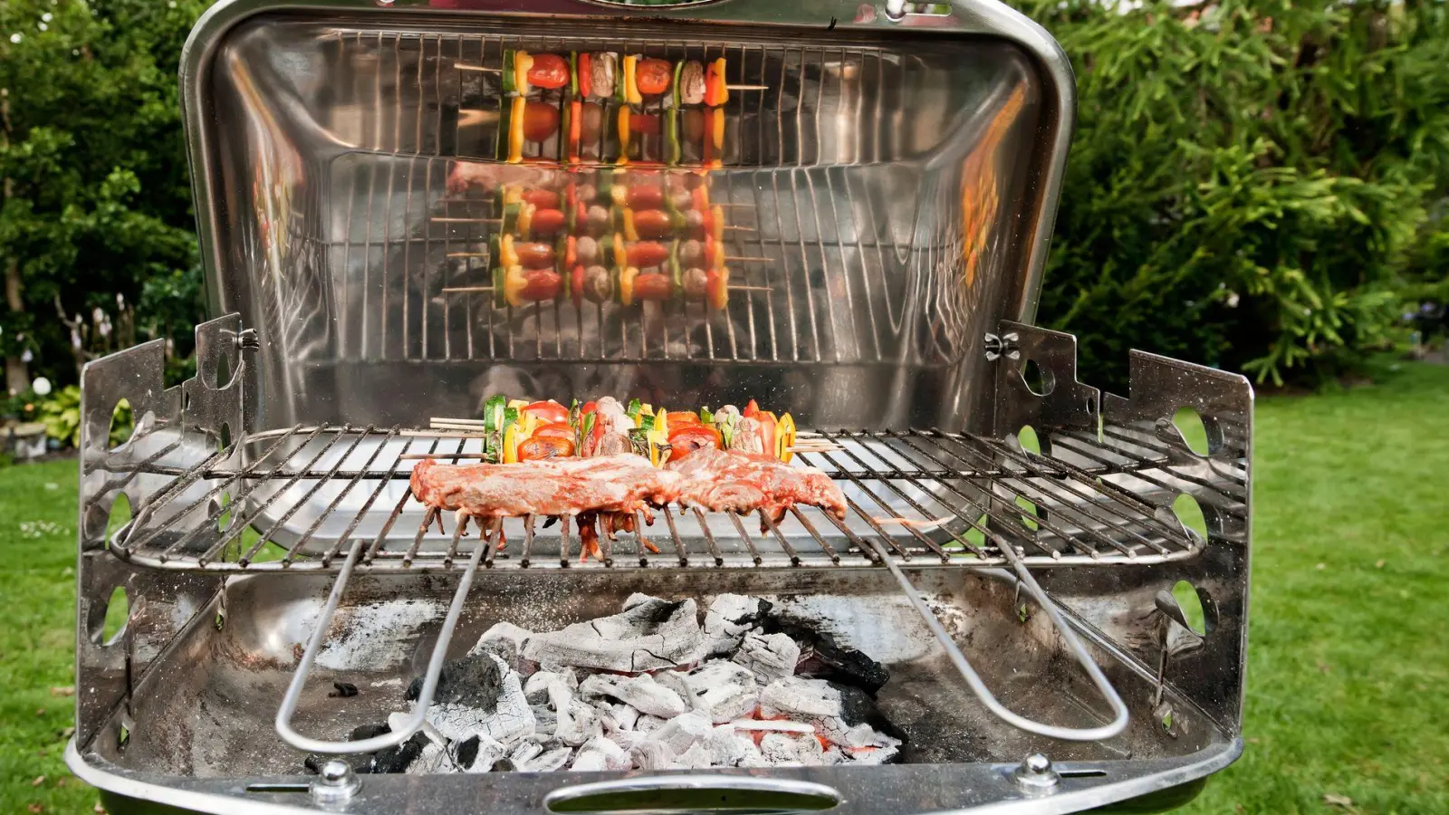 Erst wenn die Holzkohle von einer weißen Ascheschicht bedeckt ist, sollte das Grillgut auf den Rost. (Foto: Monique Wüstenhagen/dpa-tmn)