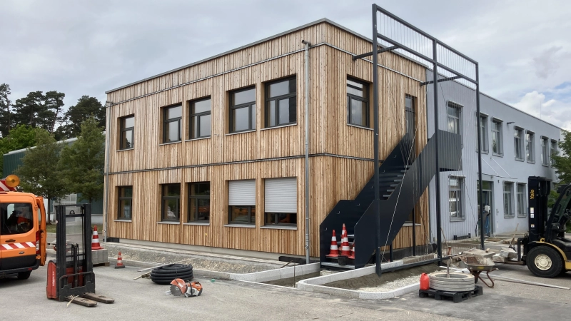 In Holz-Systembauweise wurde der Erweiterungsbau des Verwaltungsgebäudes der Straßenmeisterei in Brodswinden errichtet.  (Foto: Ulrich Wagner-Dorn)
