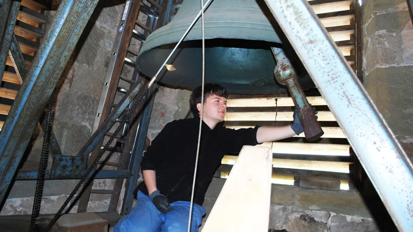 Mit unterschiedlichen Stimmgabeln notiert Ben Schröder, angehender Glockensachverständiger und Student für Denkmalpflege, den Klang der Kirchenglocken in Unterlaimbach. (Foto: Astrid Pirner)