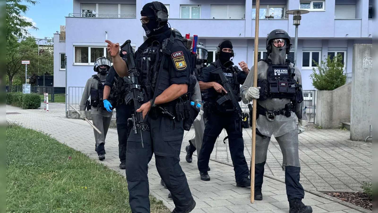 Schwer bewaffnete Polizisten waren rund um die Bankfiliale im Einsatz. (Foto: -/RGB Medienwerkstatt/dpa)
