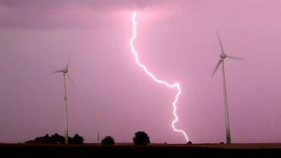 Unwetter mit Blitzen, Starkregen und Sturmböen können hohe Schäden verursachen (Symbolbild). (Foto: picture alliance / Julian Stratenschulte/dpa)