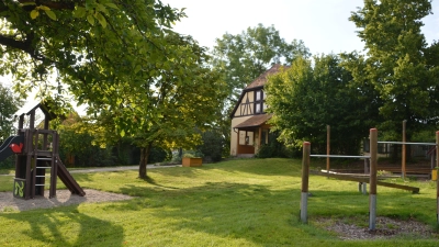 Die Maßnahmen beim Schornweisacher Kindergarten sind in Verzug. Trotzdem hofft der Bürgermeister, dass zum neuen Kindergartenjahr im September Sanierung und Anbau abgeschlossen sind. (Archivbild: Johannes Zimmermann)