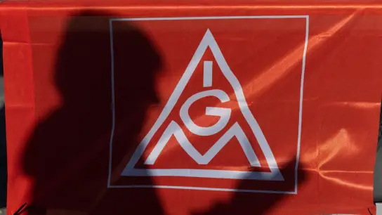 Das Logo der IG Metall auf einem Banner. (Foto: Friso Gentsch/dpa/Symbolbild)
