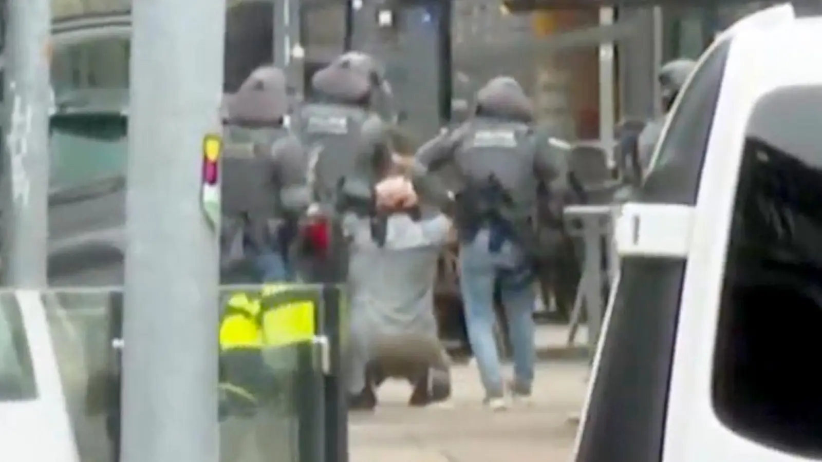 Der mutmaßliche Geiselnehmer wird vom DSI, einer Spezialeinheit der niederländischen Polizei, vor einem Café in Ede festgenommen. (Foto: AP/dpa)