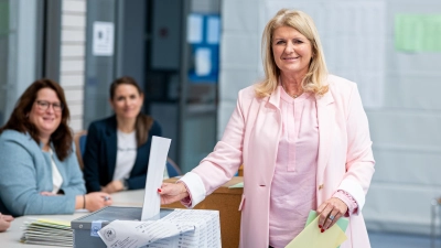Die Markt Erlbacher Bürgermeisterin Dr. Birgit Kreß warf am Sonntagvormittag ihre Stimmzettel in ihrem Wahllokal in die Urnen ein. (Foto: Mirko Fryska)
