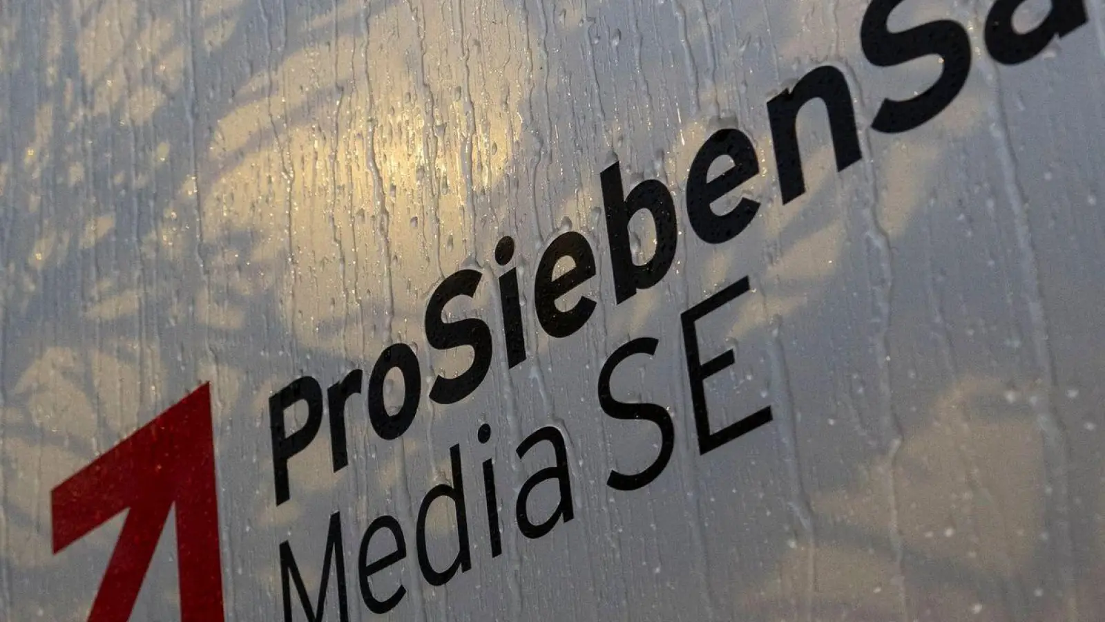 Das Logo der ProSiebenSat.1 Media AG. (Foto: Lennart Preiss/dpa/Archivbild)